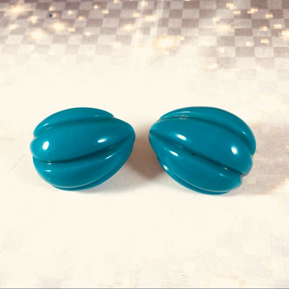 Cool little pod shape vintage lucite clip on earrings turquoise - Picture 4 of 4